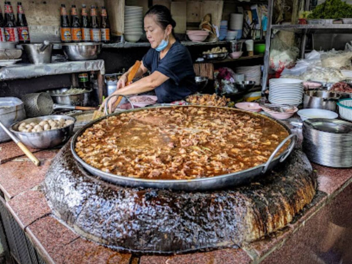 Foto: Este restaurante de Bangkok lleva cocinando la misma sopa durante 50 años (Google Maps)