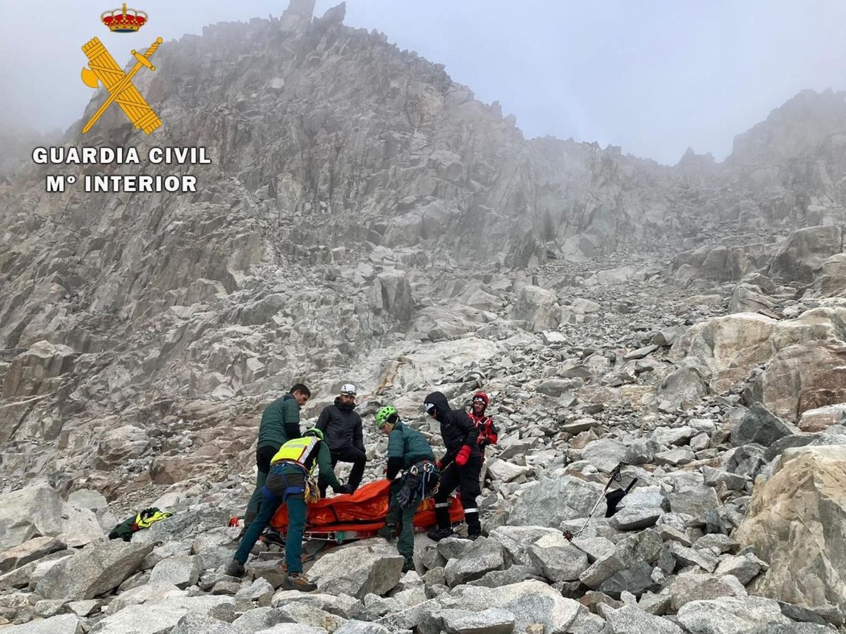 Foto: Los equipos de emergencia durante un rescate en os Pirineos. (EFE/Guardia Civil)