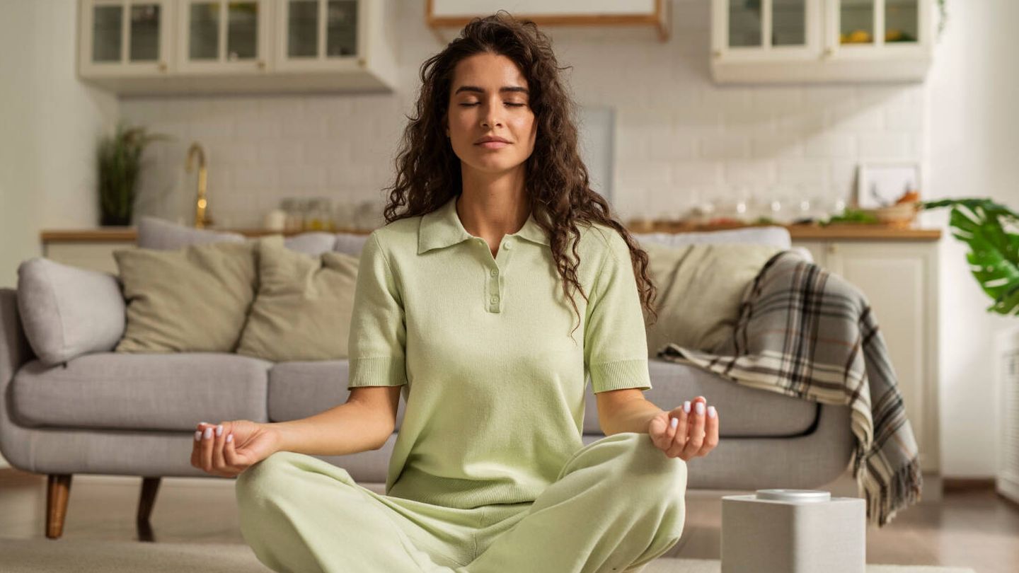 La meditación también fomenta la autoconciencia, lo que permite identificar y superar los obstáculos interno. (Freepik)