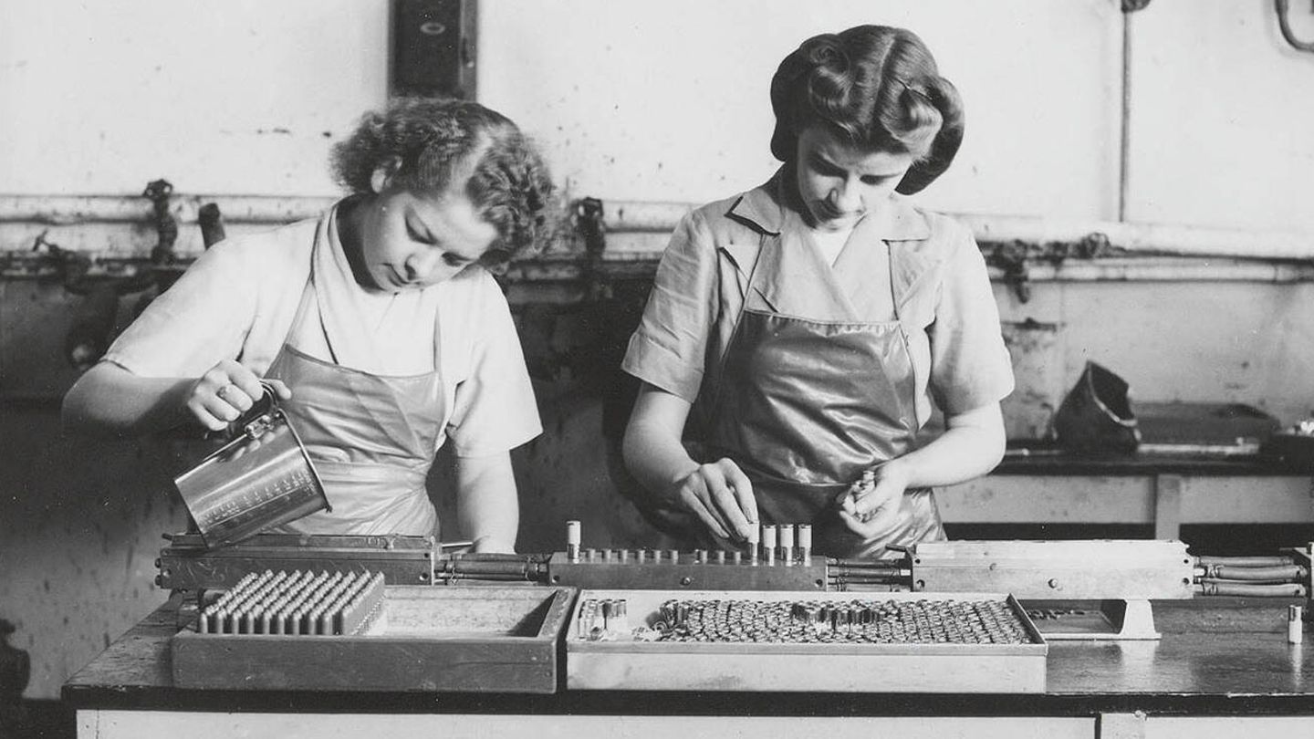 Trabajadoras en una fábrica de pintalabios de Colgate-Palmolive en la década de 1940. (Wikimedia)