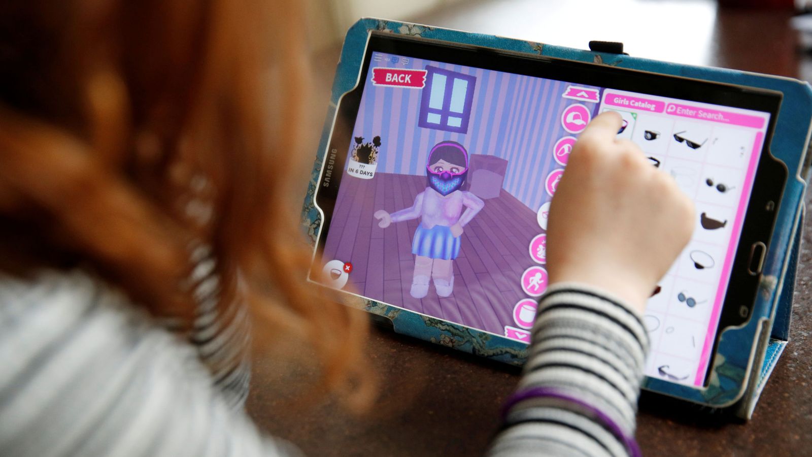 Roblox permite personalizar la ropa de tu avatar en la plataforma. (REUTERS / Phil Noble)