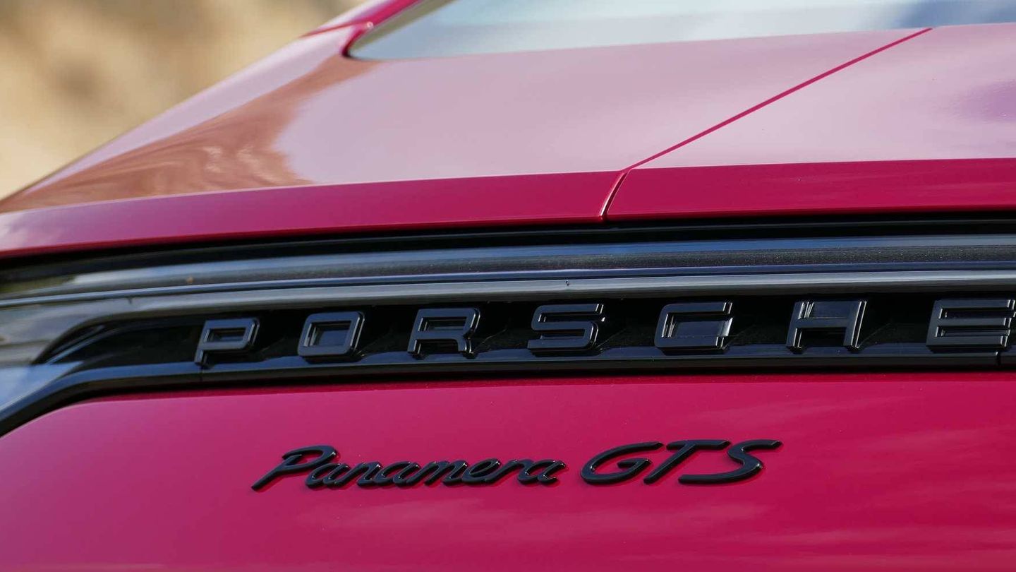 Hay anagramas de GTS en distintas partes del vehículo pero el más visible es el de su parte trasera. 