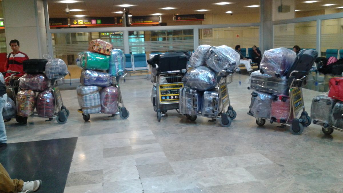 Una banda ilegal de plastificadores de maletas siembra el terror en Barajas