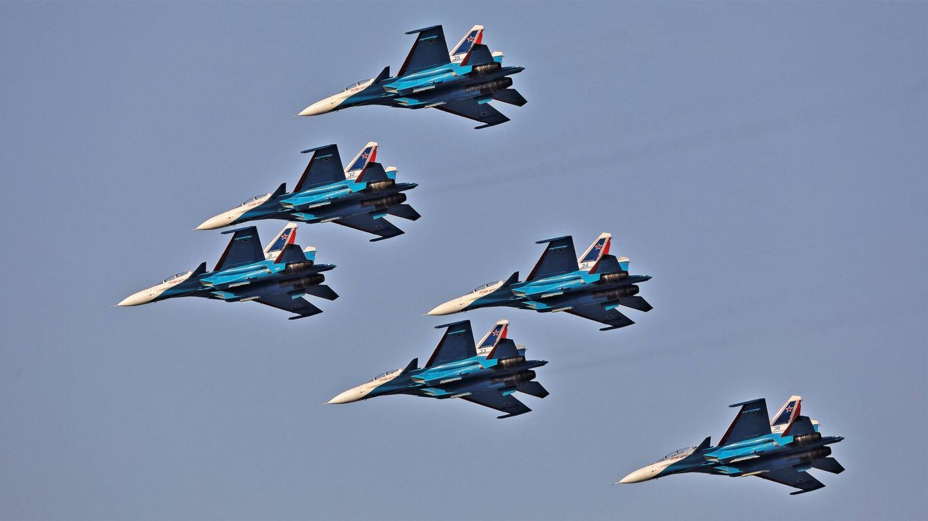 Foto: Los espectaculares y precisos Russian Knights con sus aviones Su-30. (Juanjo Fernández) 