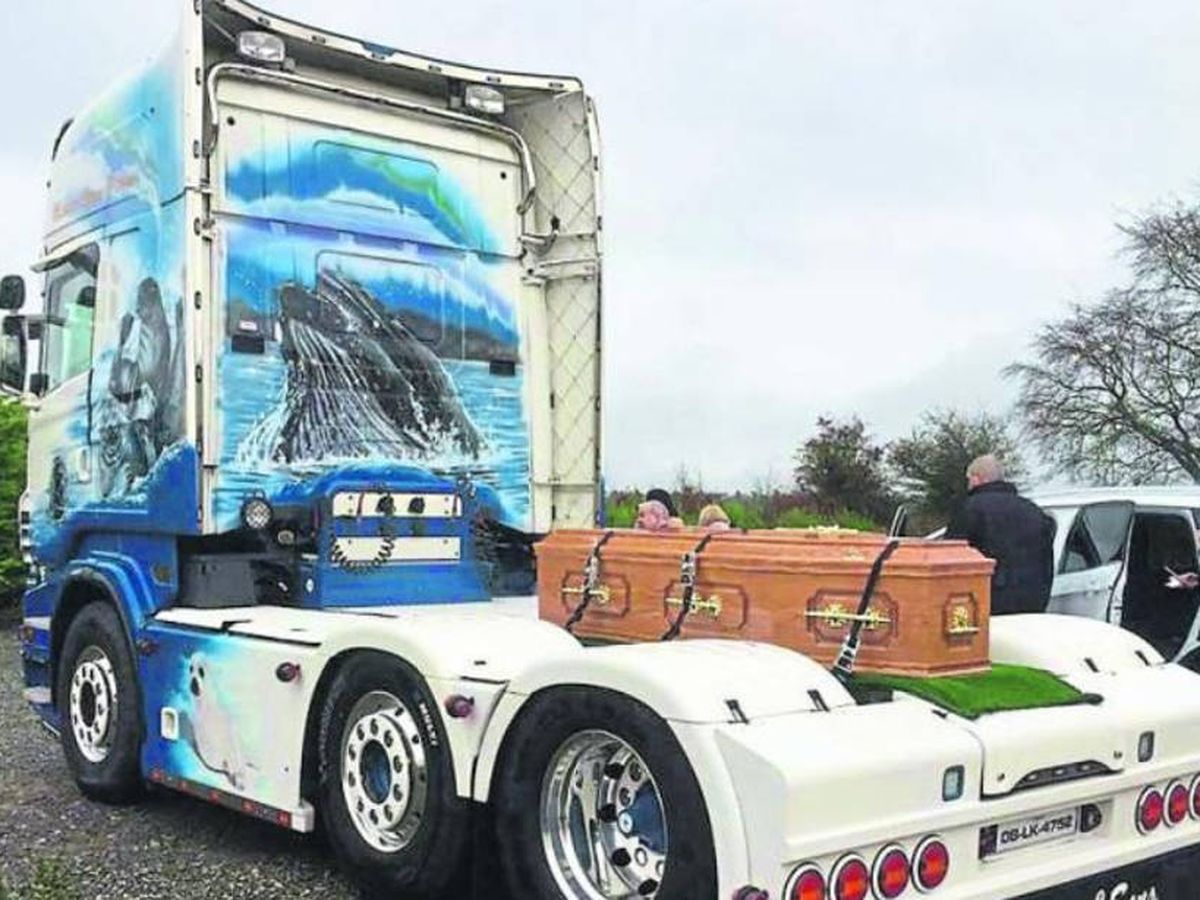 Foto: El féretro de John fue transportado en camión y escoltado por su propio vehículo de trabajo (Foto: Twitter)