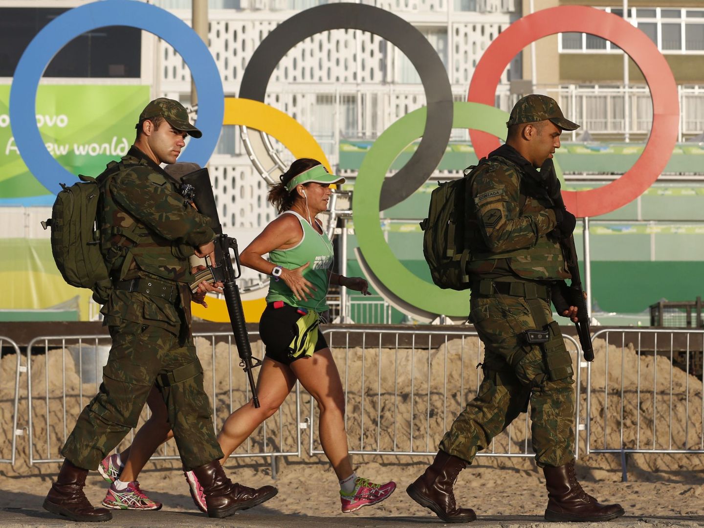 Militares brasileños protegiendo el recinto olímpico de Río 2016. (EFE)