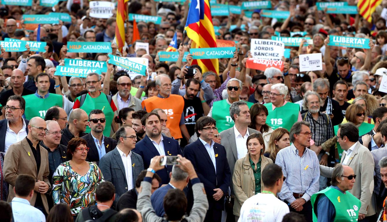 Puigdemont, Junqueras, Forcadell y Mas, en la manifestación convocada por la Mesa por la Democracia. (EFE)