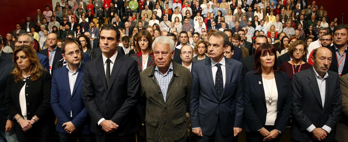 Pedro Sánchez, rodeado de los barones, los expresidentes y los exlíderes del PSOE, el pasado sábado durante el minuto de silencio por los atentados de París. (EFE)