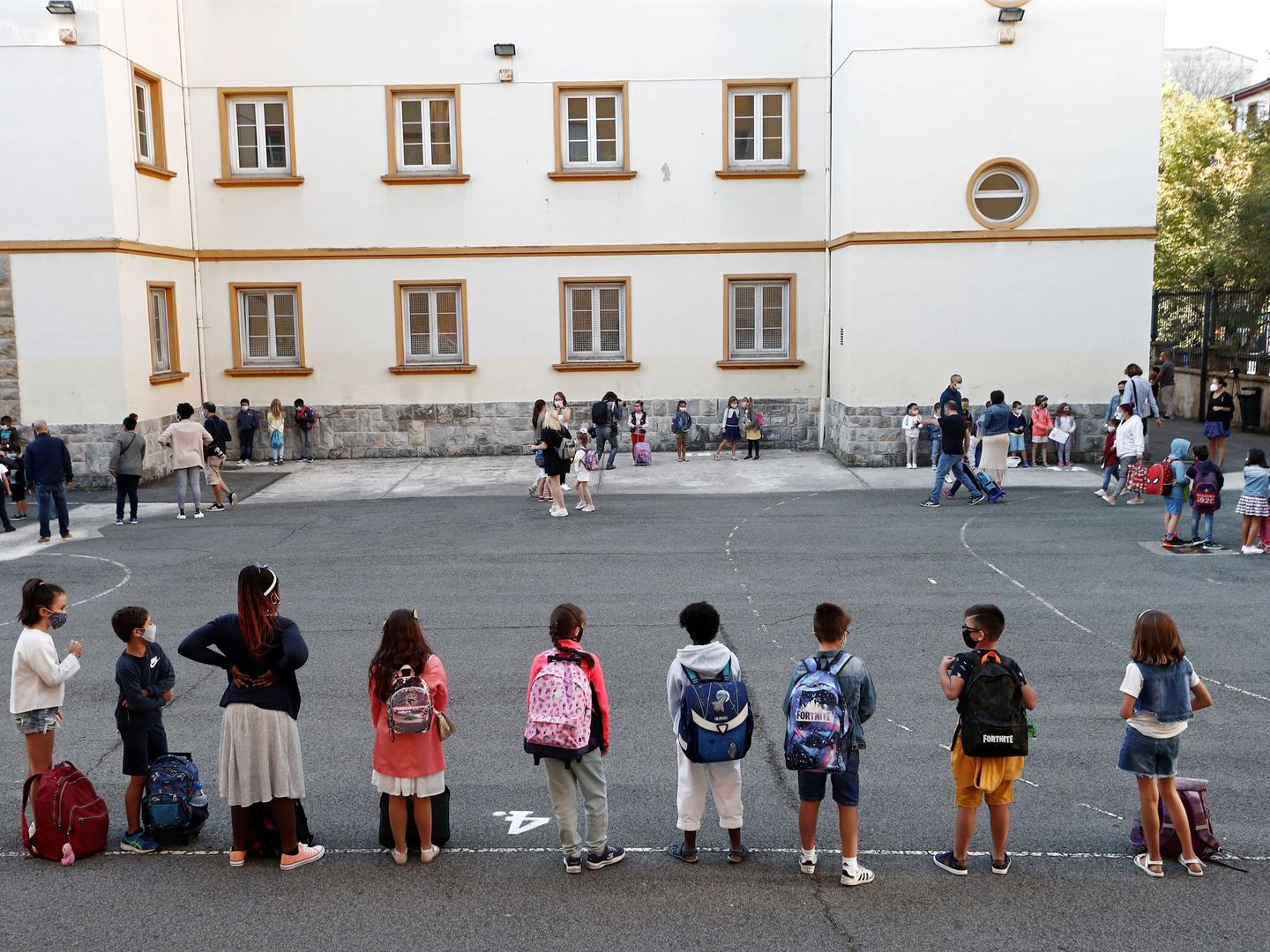 Un grupo de niños ataviados con mascarilla acude al colegio en Navarra. (EFE)