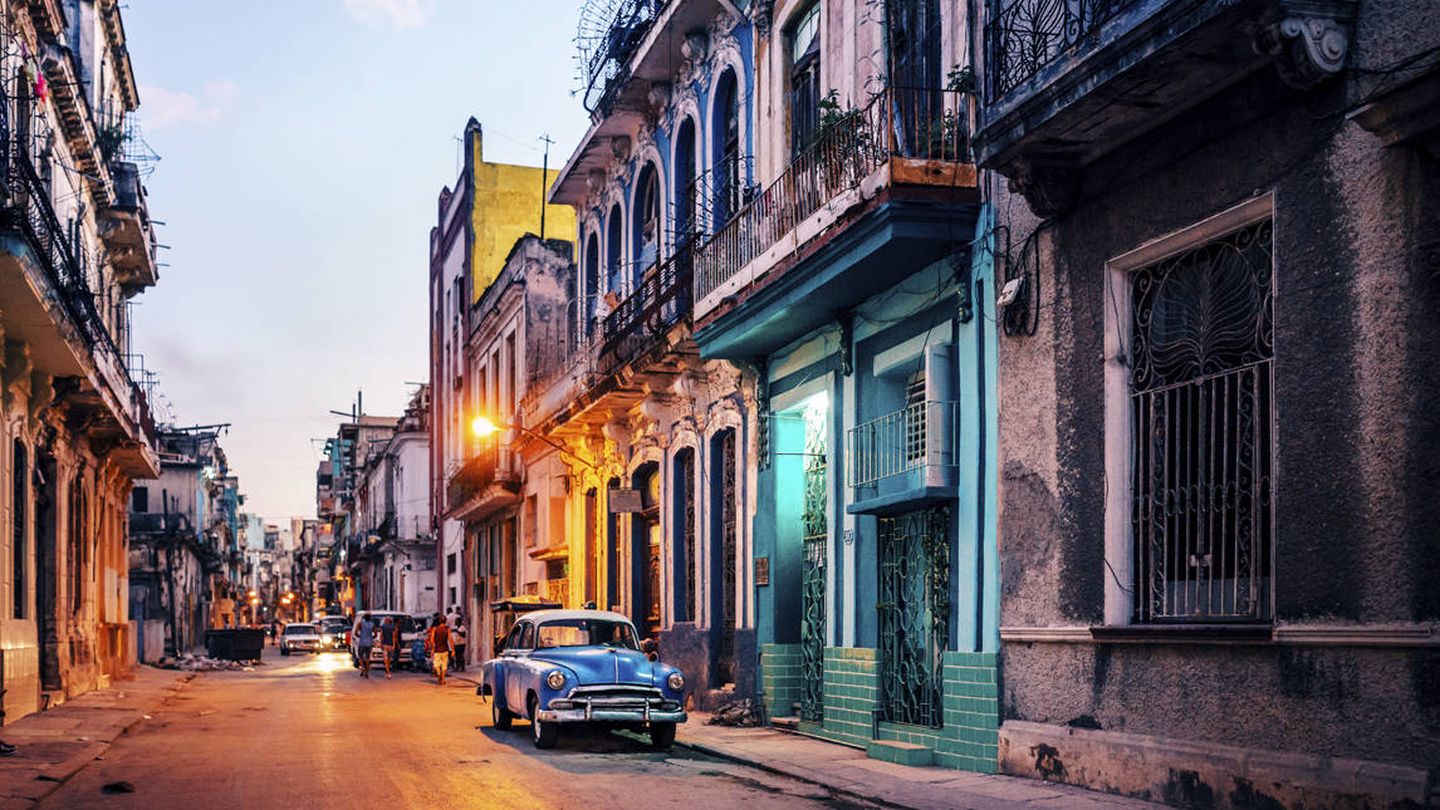 Una postal típica de Cuba, con sus vibrantes colores y sus coches antiguos (iStock)