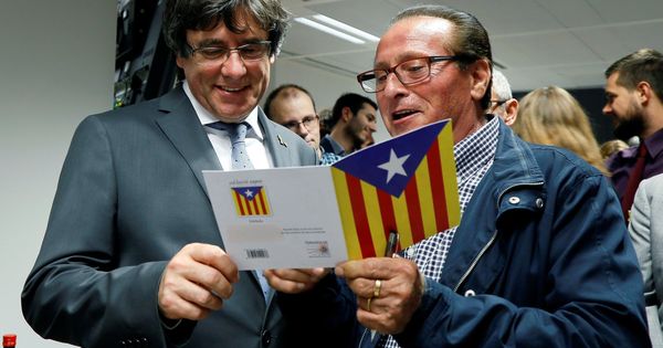 Foto: El expresidente de la Generalitat, Carles Puigdemont, firma una tarjeta a un simpatizante durante el acto de celebración de la Diada este miércoles. (EFE)