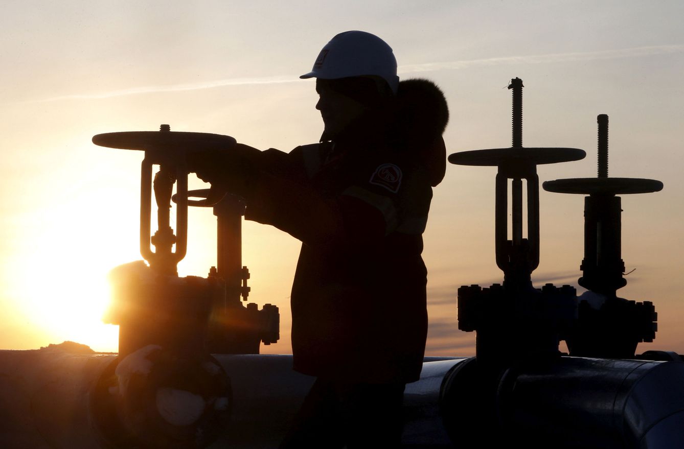 Un trabajador chequea un oleoducto de Lukoil en el yacimiento de Imilorskoye en Kogalym, Rusia, el 25 de enero de 2016. (Reuters)