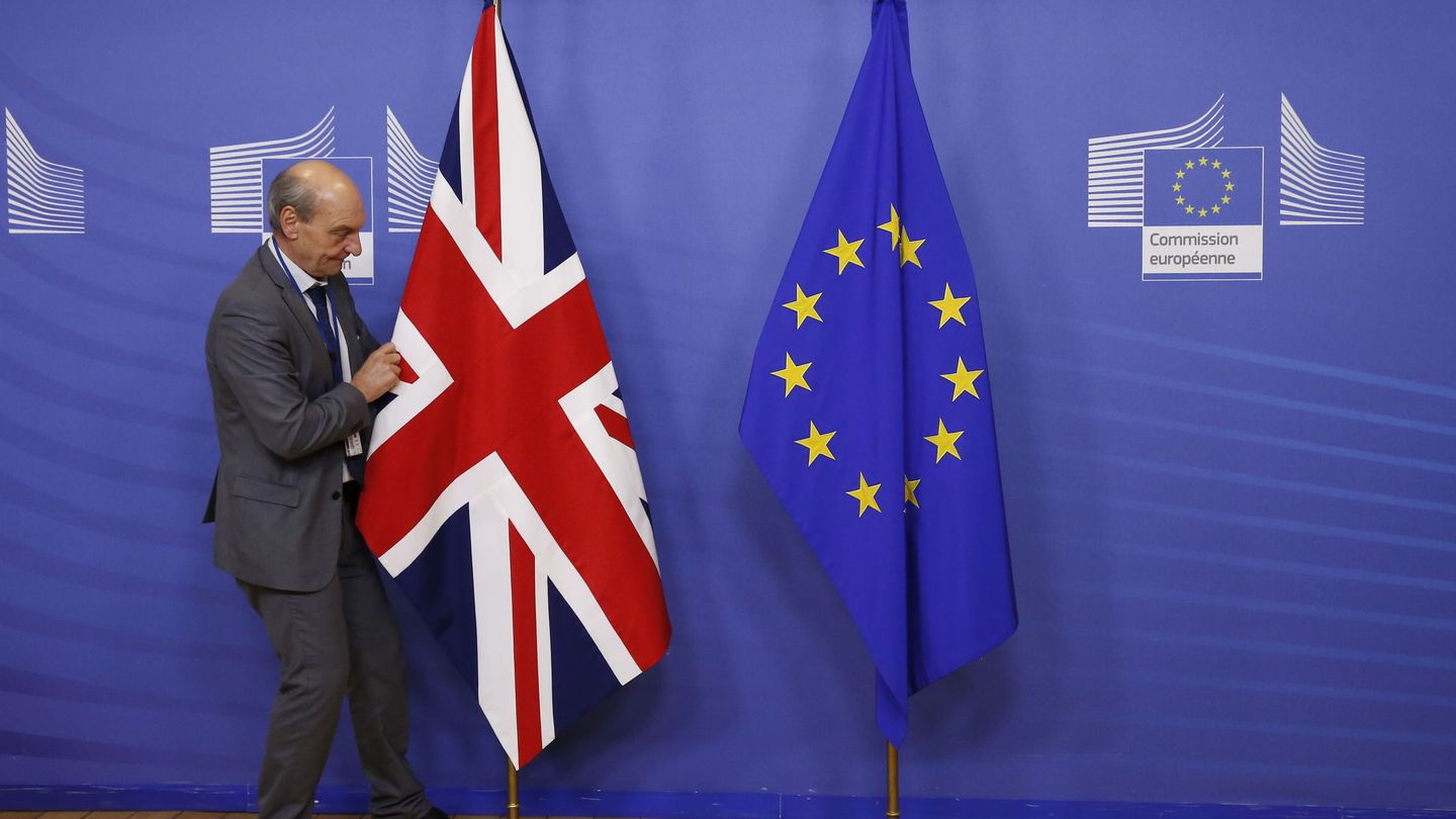 Bandera británica y europea. (Reuters)