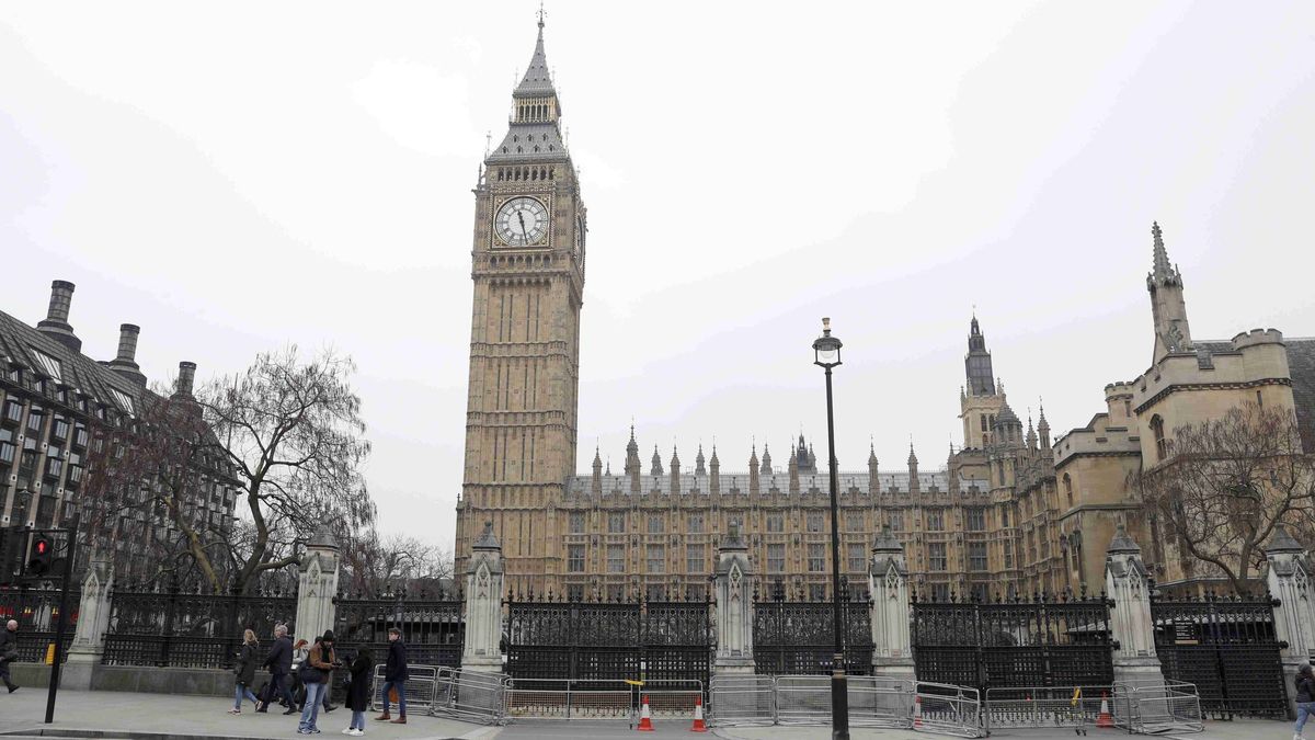 Un hombre se vierte gasolina por encima a las puertas del Parlamento británico