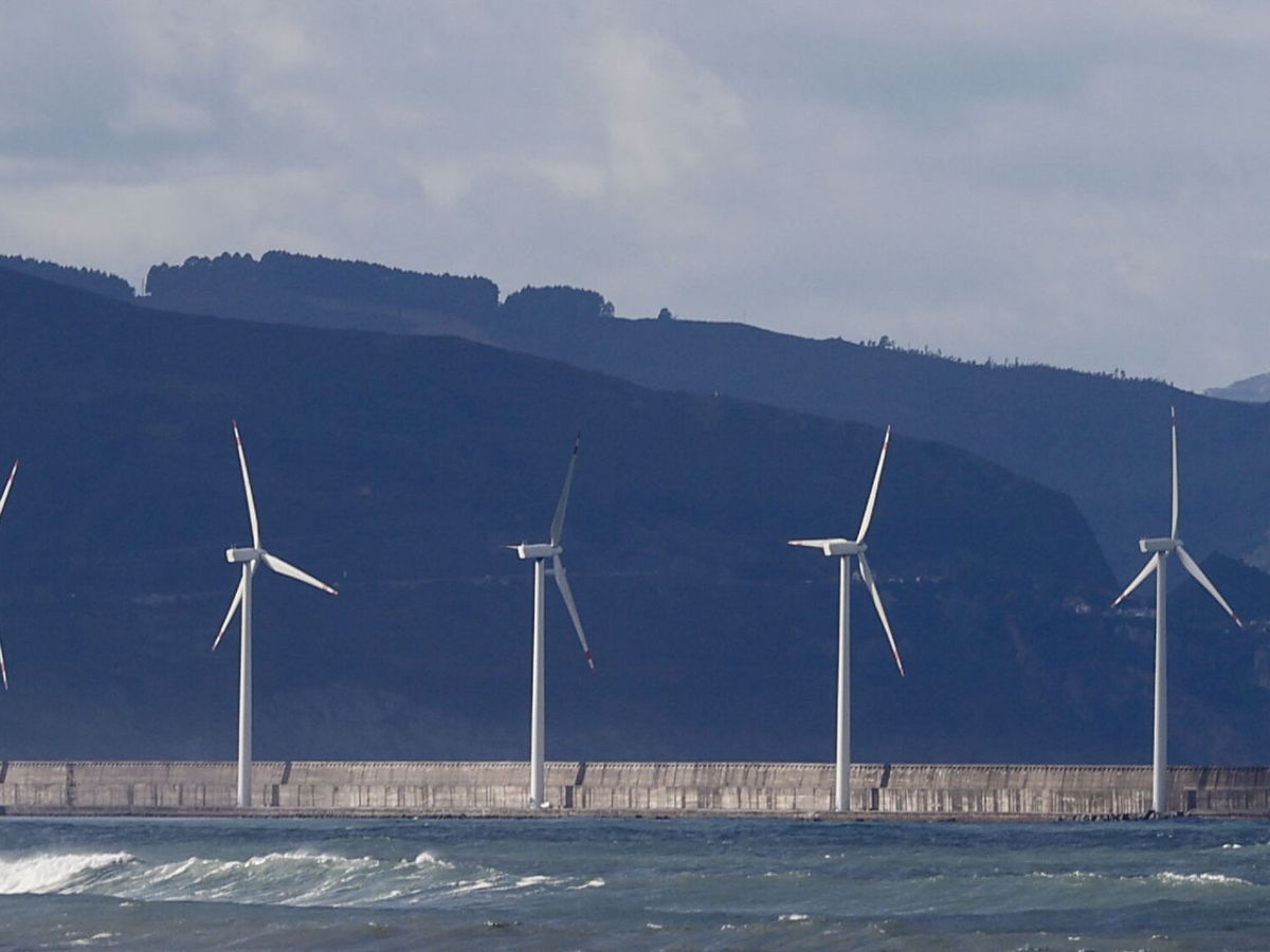 Foto: Cinco generadores de eólica en Santurce (Bizkaia). (EFE/Luis Tejido)