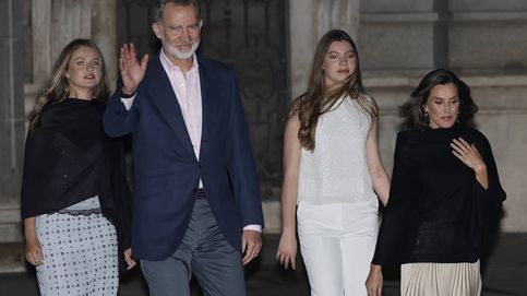 El cielo de Madrid da tregua, esta vez sí, a Felipe VI y Letizia: una visita sorpresa, gestos de cariño y una Leonor muy segura en el X aniversario de la proc