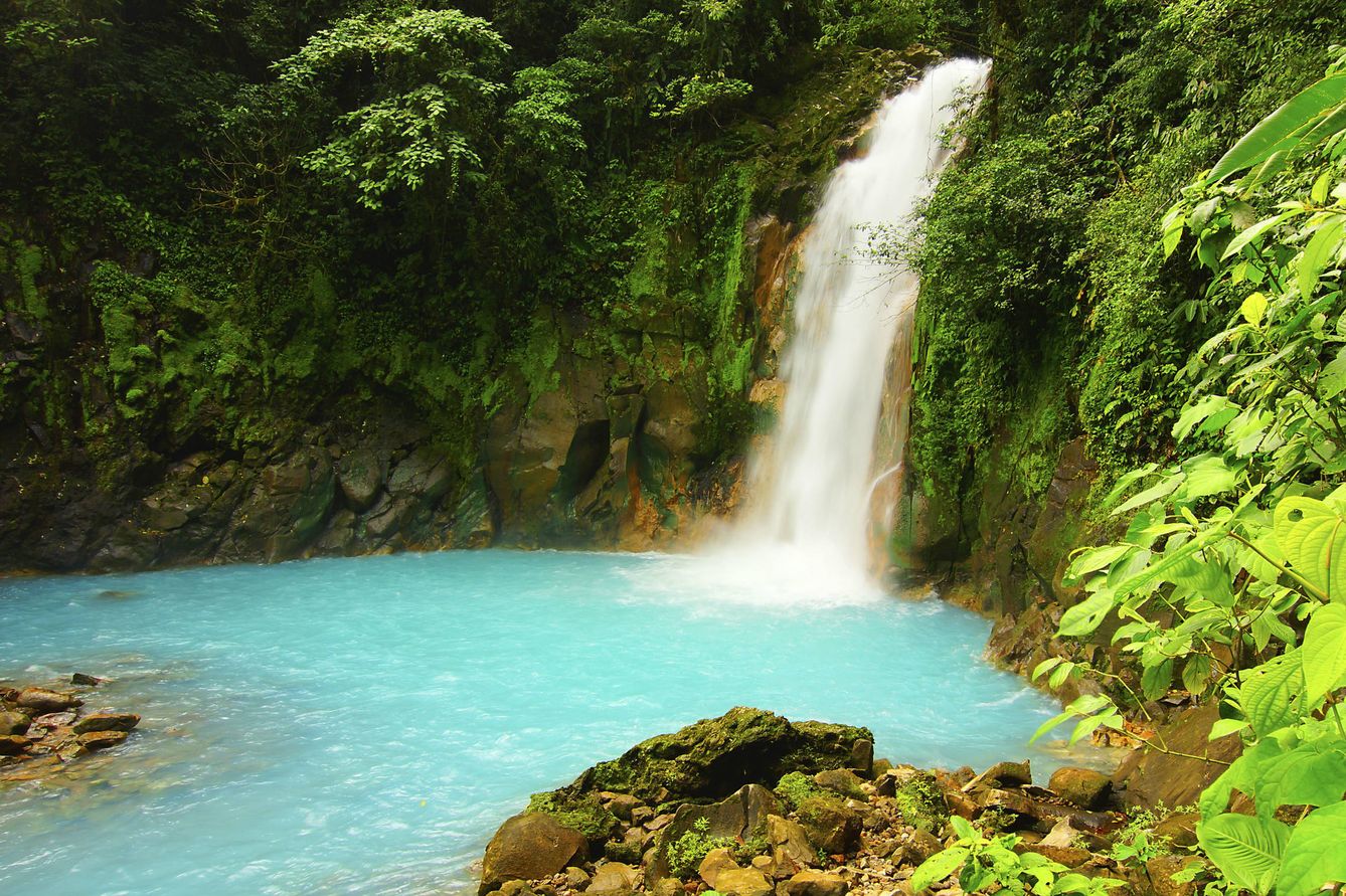 Cascada en el río Celeste, Costa Rica. (iStock)
