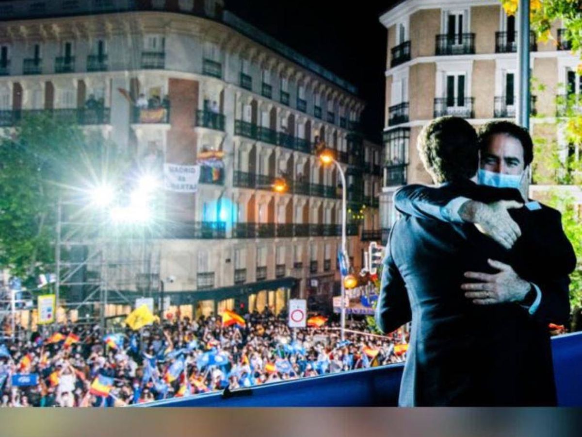 Foto: Egea se abraza con Casado en Génova. 