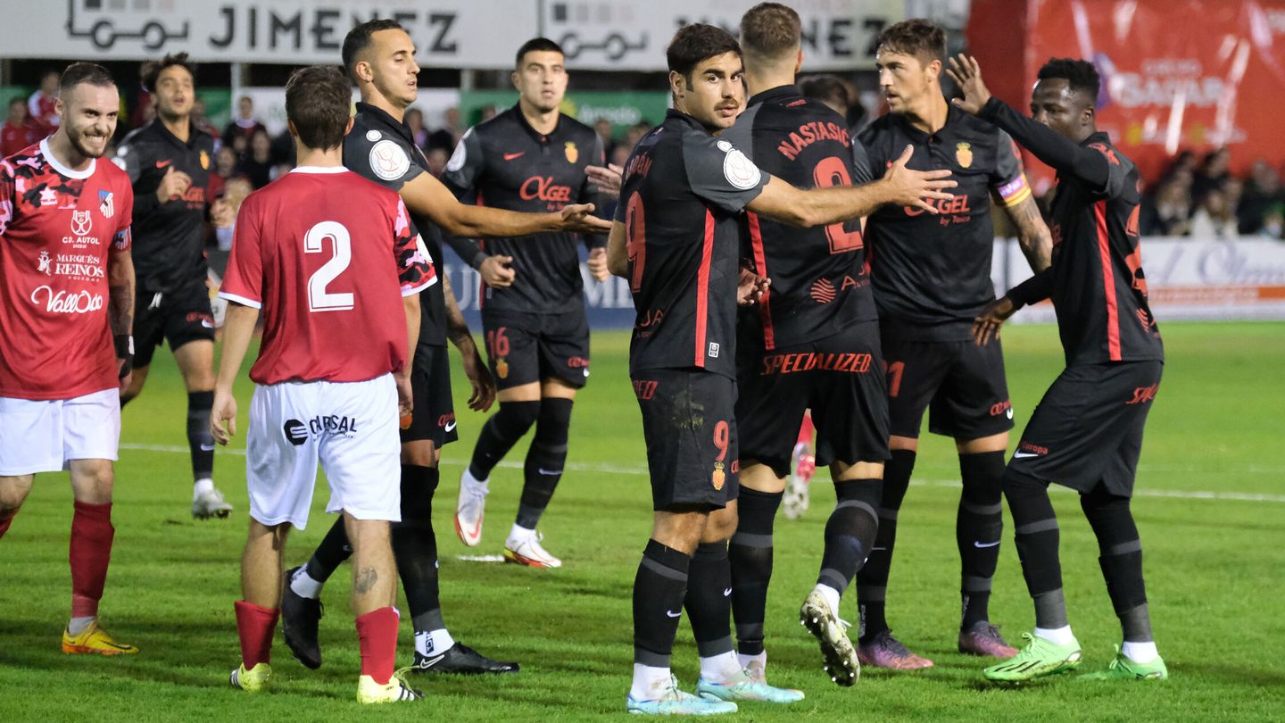 Los jugadores del Real Mallorca celebran uno de los goles del equipo. (EFE/Raquel Manzanares)