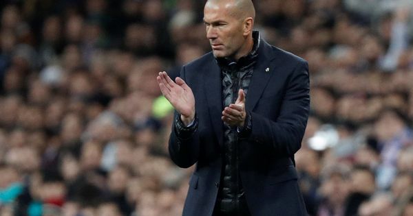 Foto: Zinedine Zidane aplaude a su equipo durante el Madrid-PSG. (Reuters)
