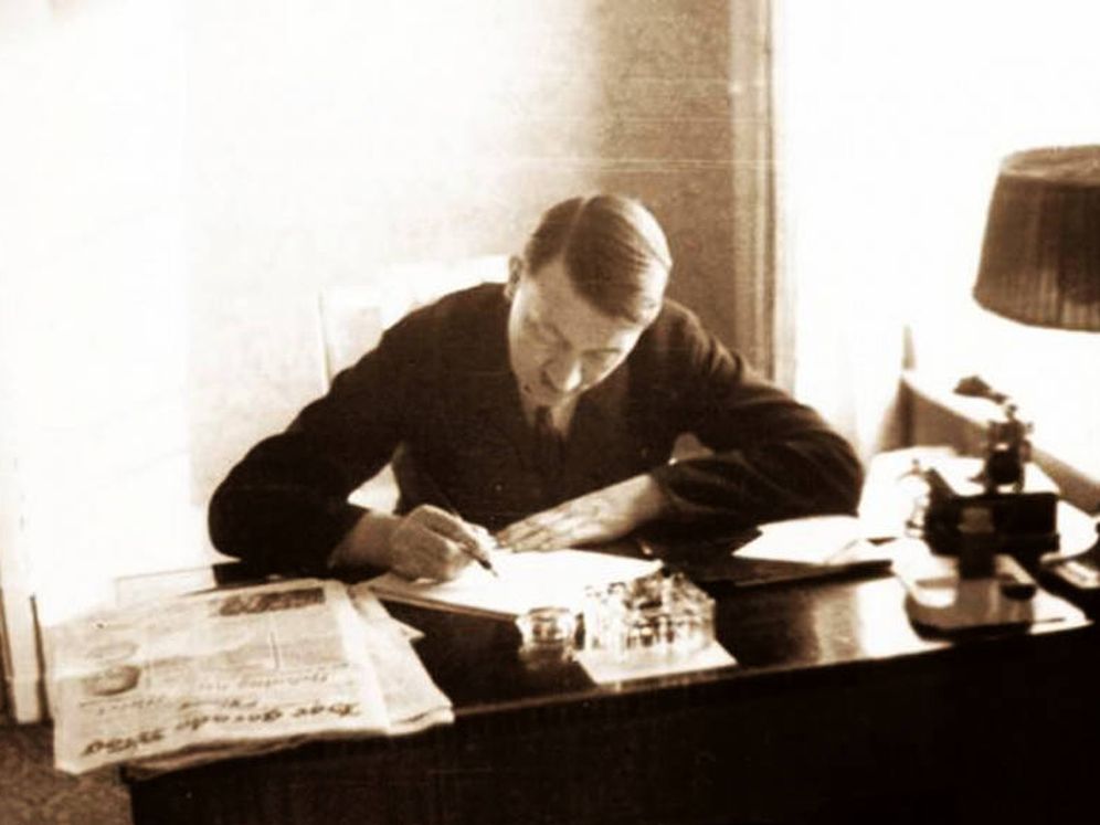 Foto: Adolf Hitler afanándose en la escritura.