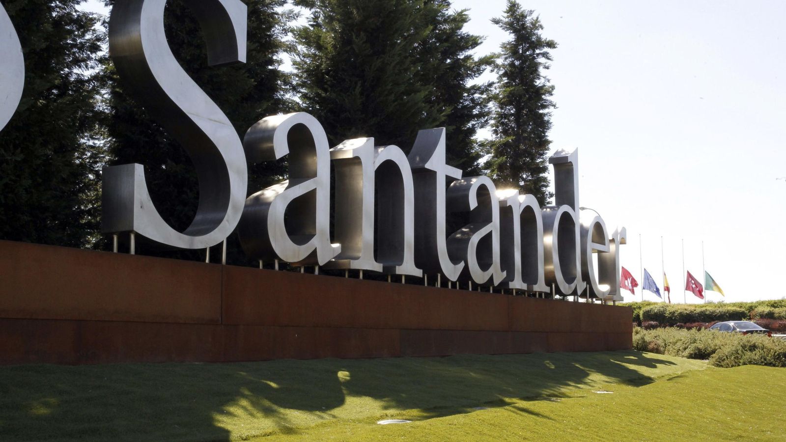 Foto: Imagen del rótulo a las puertas de la Ciudad Financiera del Banco Santander en Boadilla del Monte. (EFE)