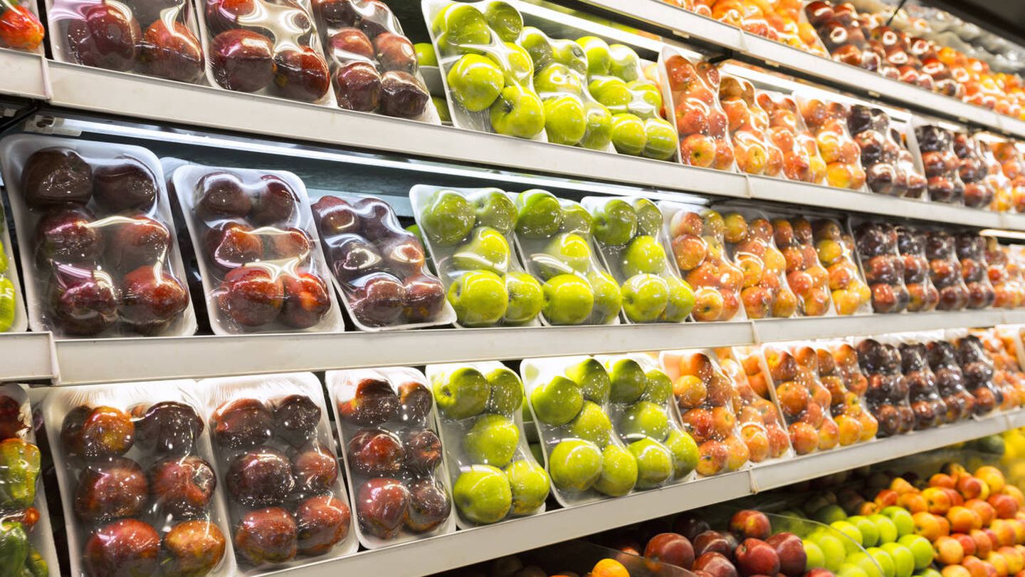 Frutas y verduras envasadas con plástico en un supermercado. (iStock)