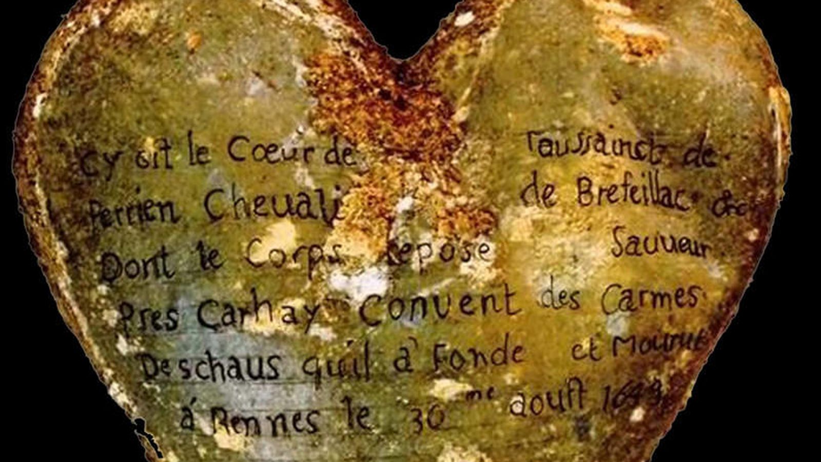 Foto: Inscripción de la urna del corazón de Toussaint Perrien, caballero de Brefeillac, que apareció junto al cuerpo de su esposa. (INRAP)