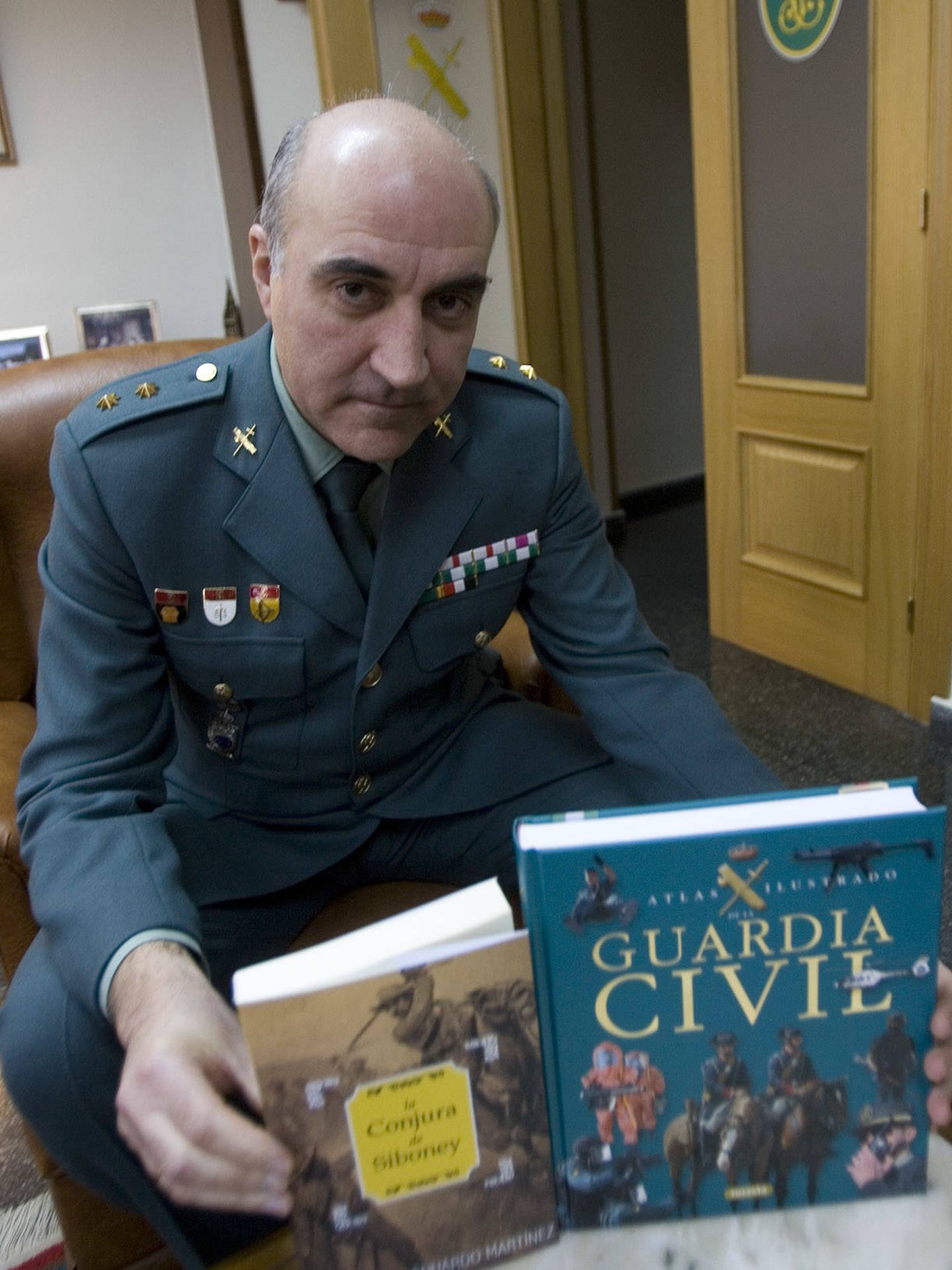 El teniente coronel de la Guardia Civil Eduardo Martínez.  (Miki López | La Nueva España)