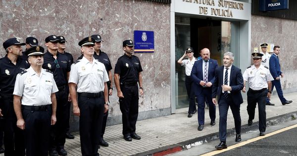 Foto: El ministro del Interior, Fernando Grande-Marlaska, acompañado por el jefe superior de la Policía Nacional en Navarra. (EFE)