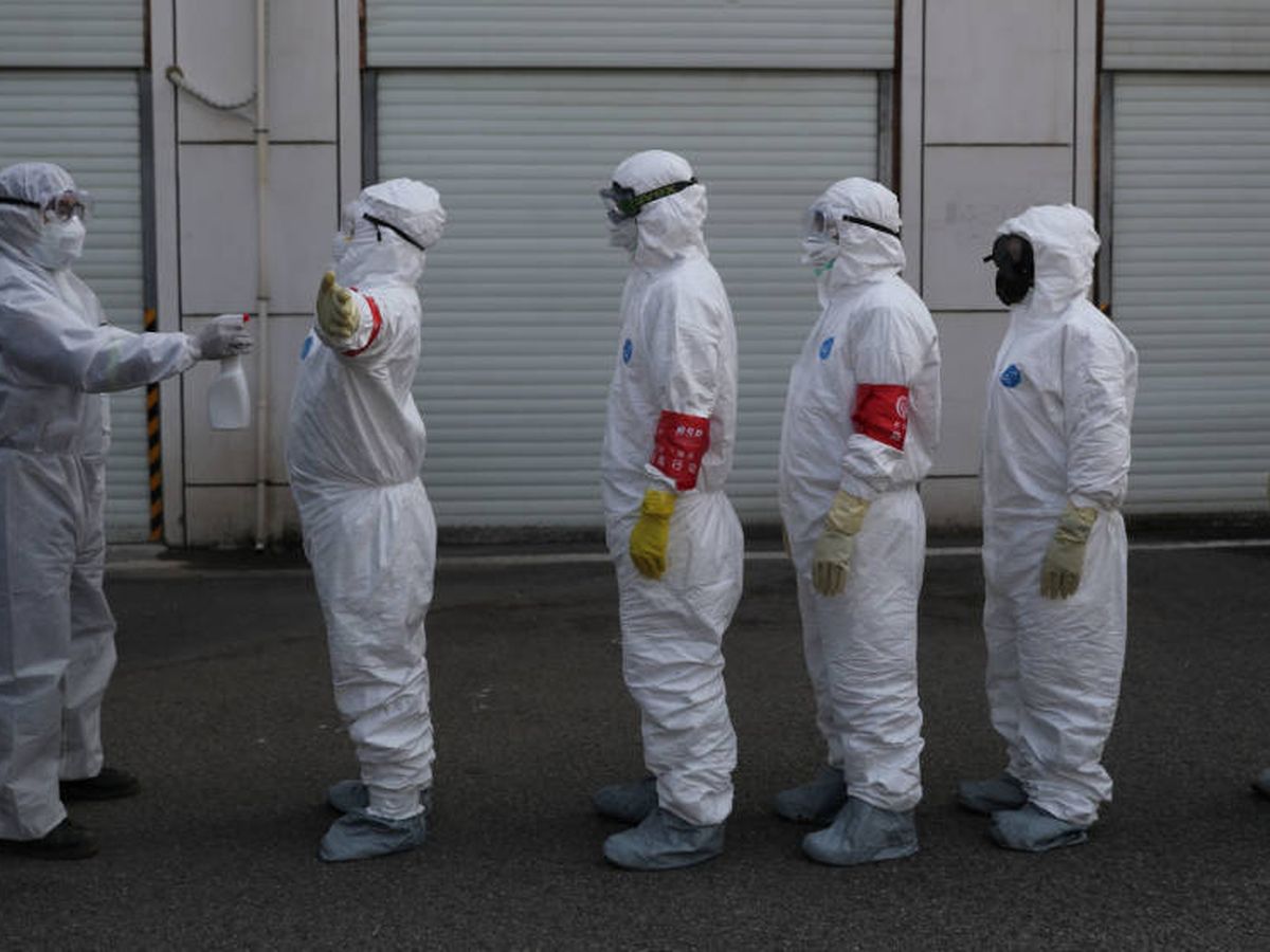 Foto: Varios voluntarios son desinfectados en Wuhan. (Reuters)