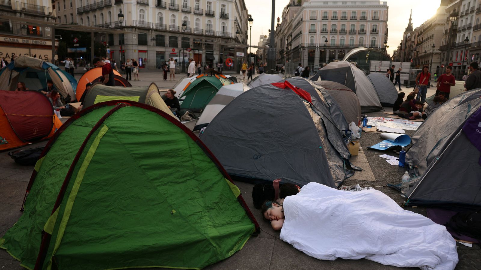 Foto: Varias personas acampan en la Puerta del Sol para pedir una solución a la crisis de la vivienda, en Madrid el 27 de septiembre. (Reuters/Susana Vera) 