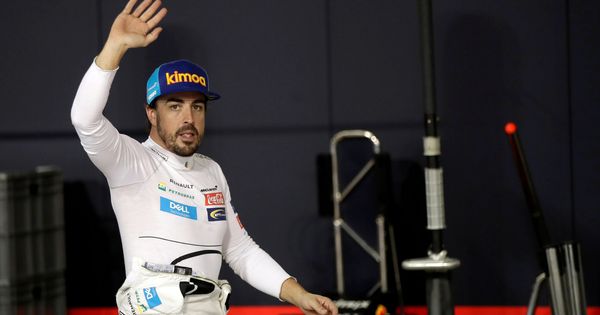 Foto: Fernando Alonso saludando en el último gran premio de la temporada. (Reuters)