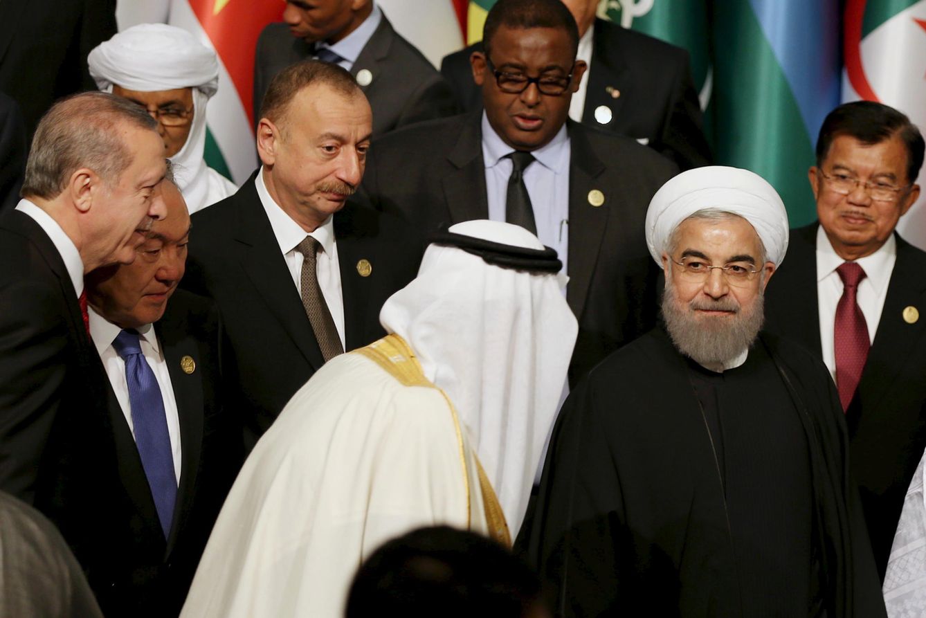 Salmán y Rohaní se topan durante la Cumbre de la Organización para la Cooperación Islámica en Estambul, el 14 de abril de 2016 (Reuters)