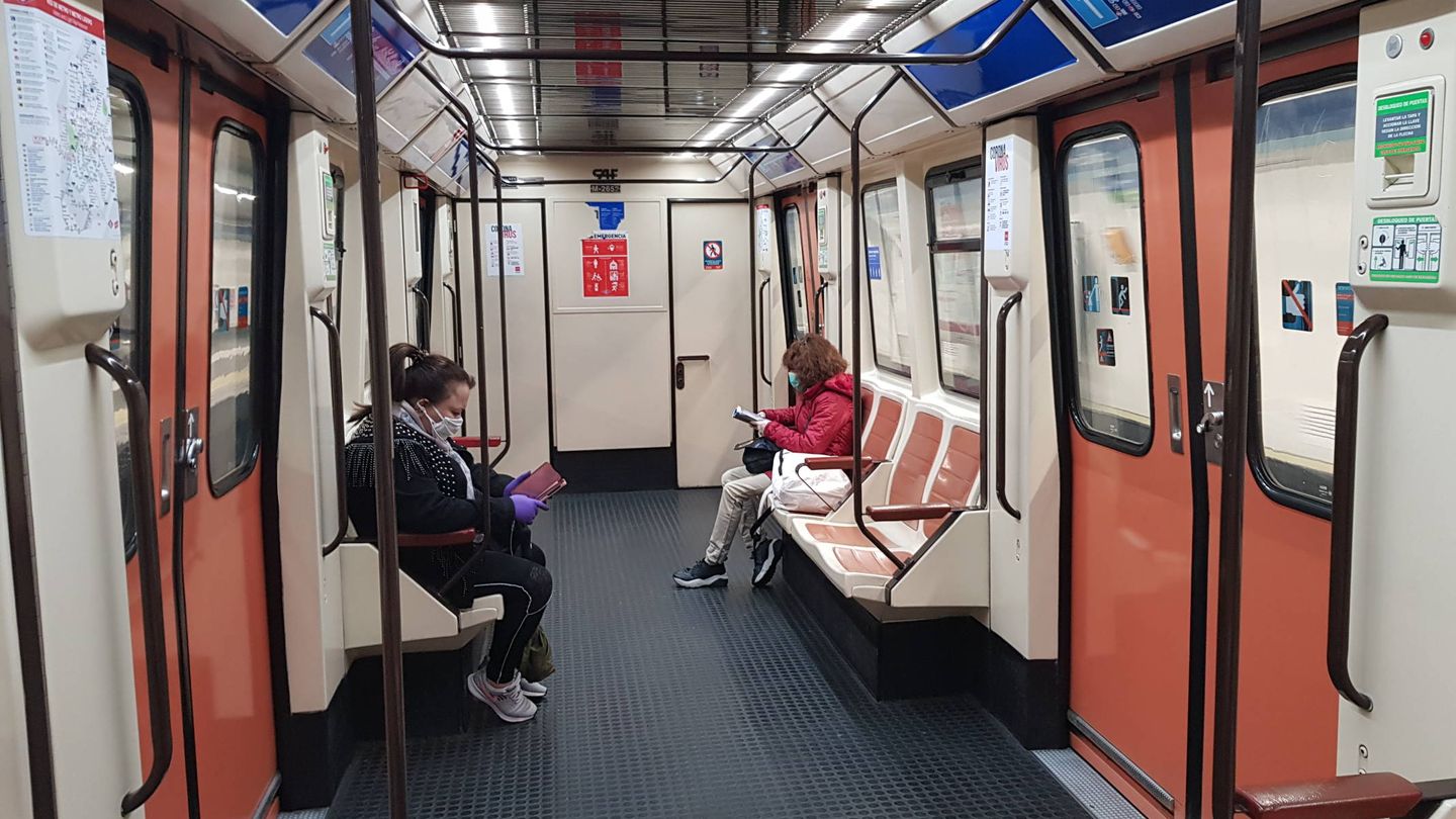 Dos pasajeras en la estación de Atocha, en Madrid. (A.P.)
