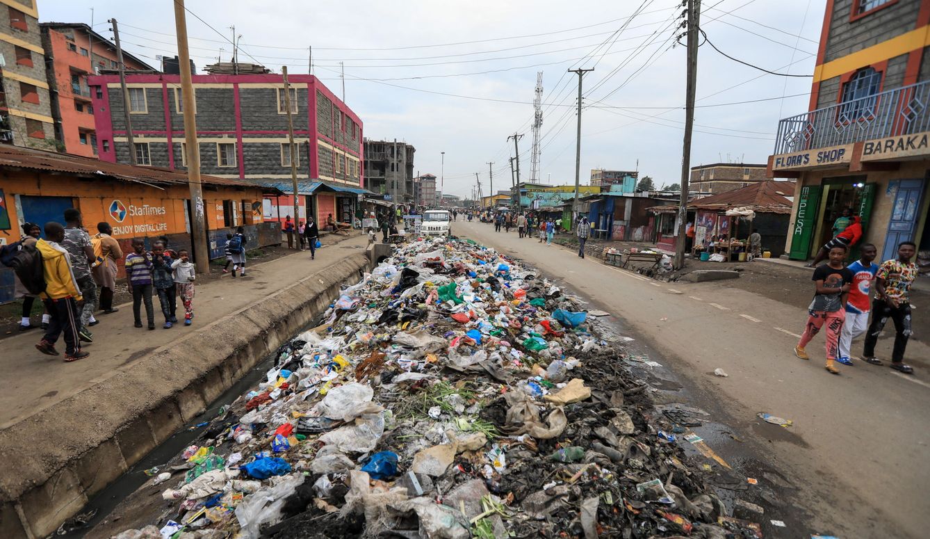 Plástico acumulado en las calles de Nairobi (REUTERS)