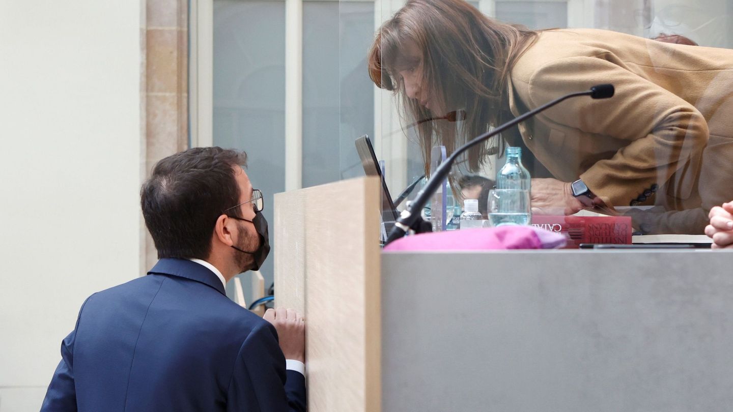 Pere Aragonès (i), conversa con la presidenta del Parlament, Laura Borràs. (EFE)