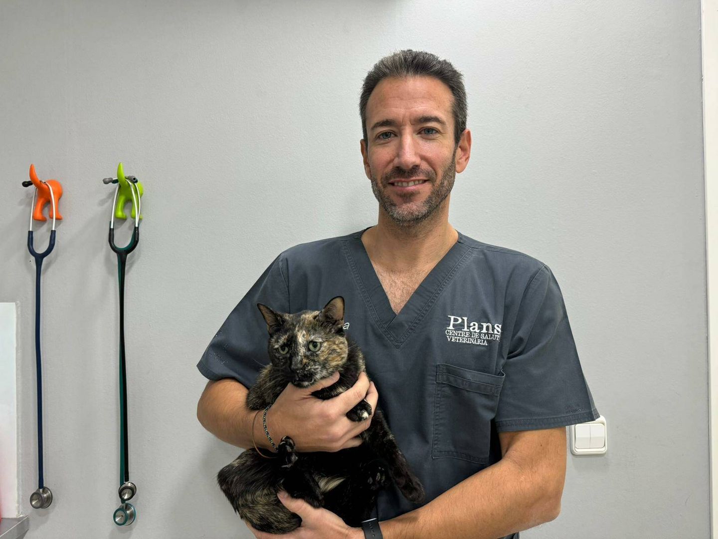 Fernando, veterinario en Valencia, con un gato 'paciente' de la clínica donde trabaja.  (Cedida)