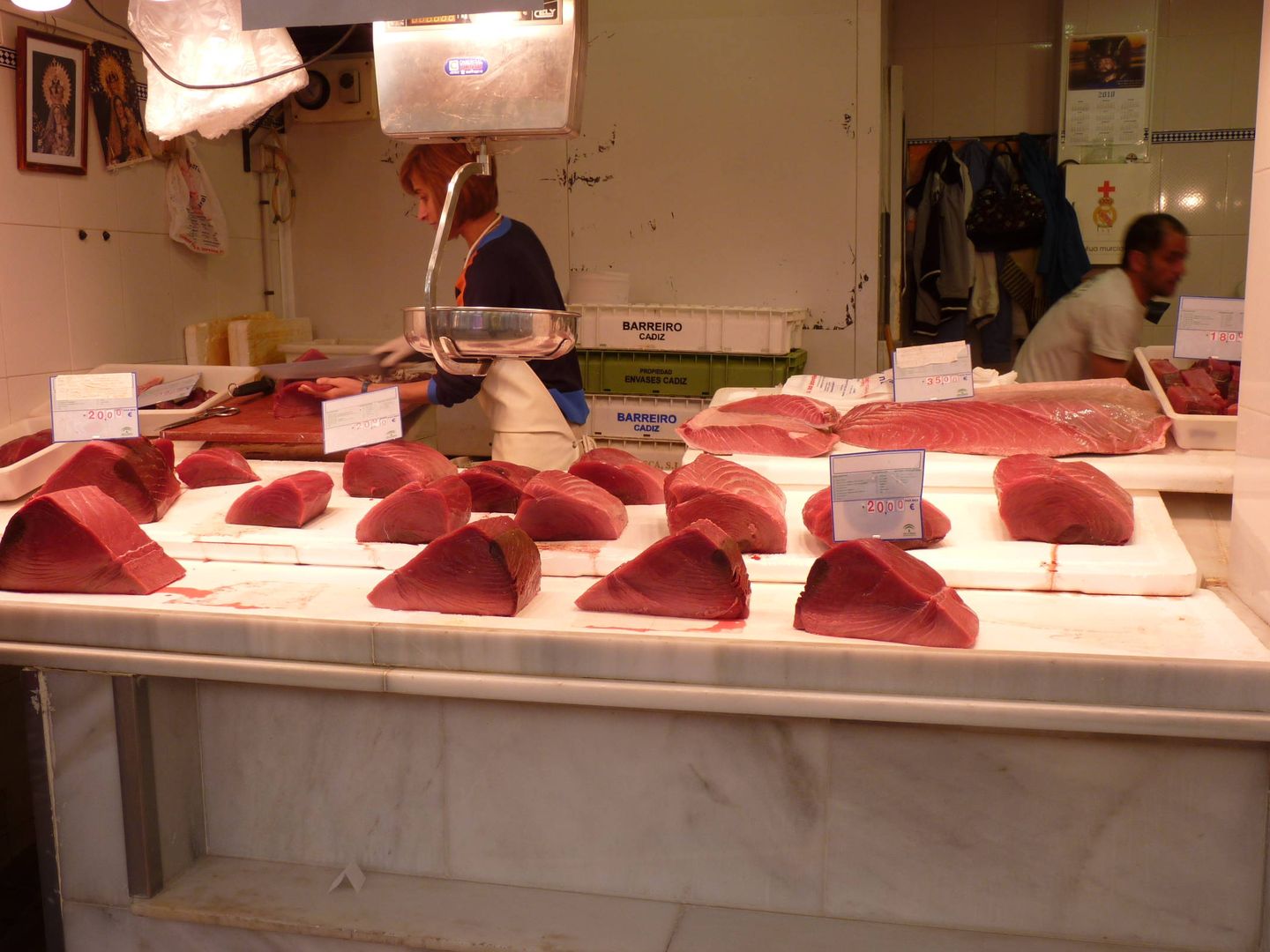 Puesto de venta de atún rojo en el mercado de abastos de Barbate (Cádiz).(M. García Rey/ICIJ)