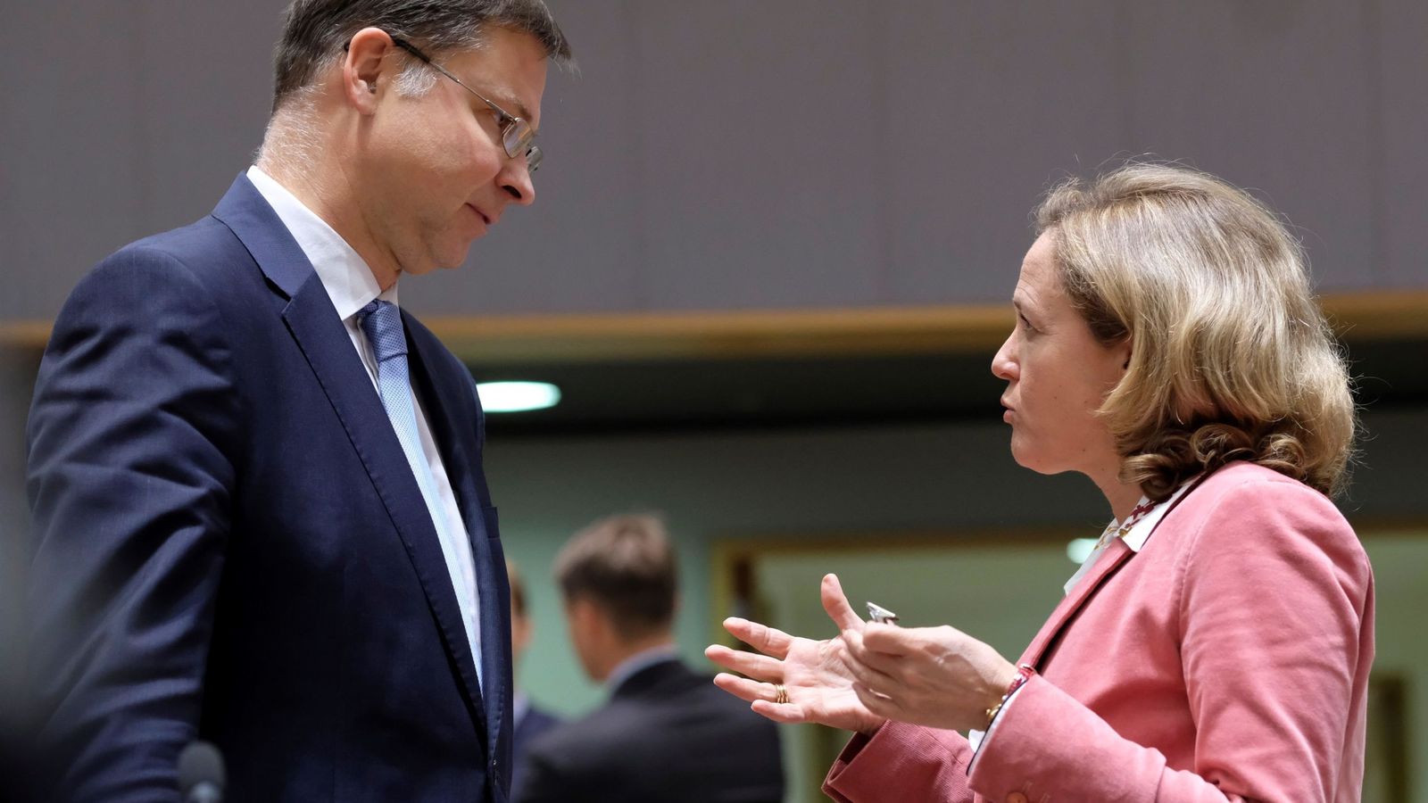 Foto: Nadia Calviño y el vicepresidente de la Comisión Europea, Valdis Dombrovskis. (EFE)