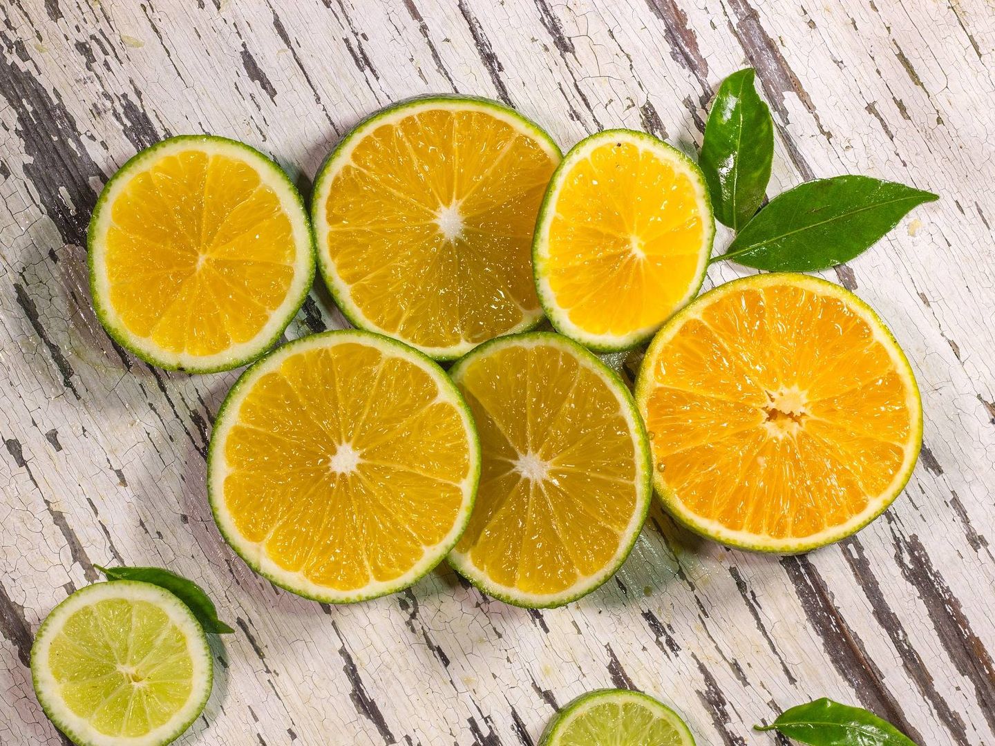 El ácido cítrico del limón ayuda a mantener niveles adecuados de jugos gástricos.