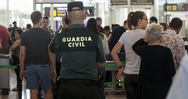 Foto: Efectivos de la Guardia Civil en el aeropuerto de Barcelona-El Prat a causa de la huelga que llevan a cabo los trabajadores de Eulen. Foto