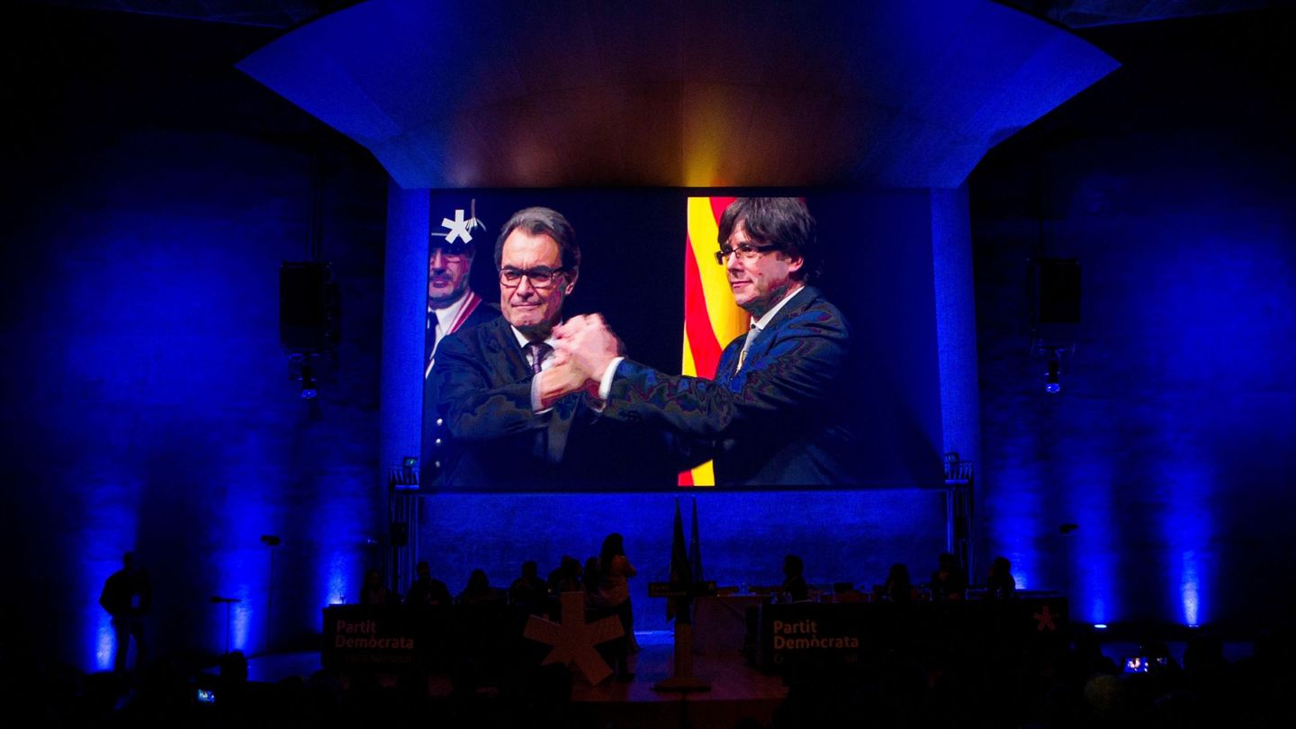 Proyección de un vídeo con momentos de la trayectoria dl expresidente del PDeCAT Artur Mas. (EFE)