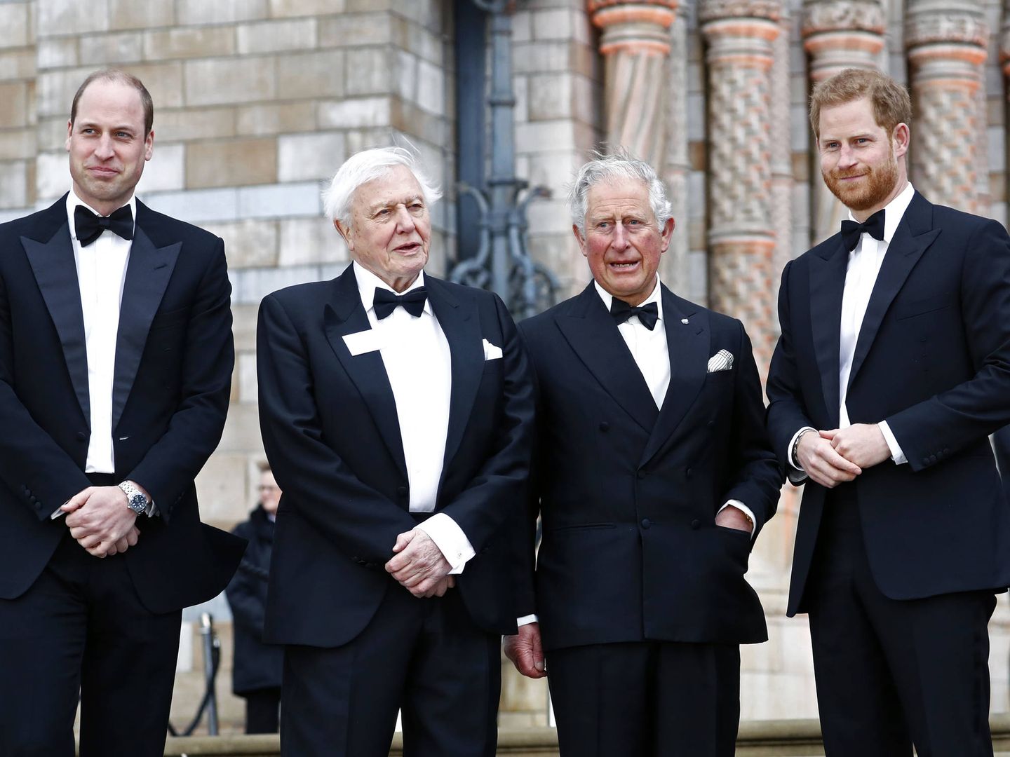 El príncipe Carlos con sus hijos, Harry y Guillermo, este jueves en Londres. (Getty)