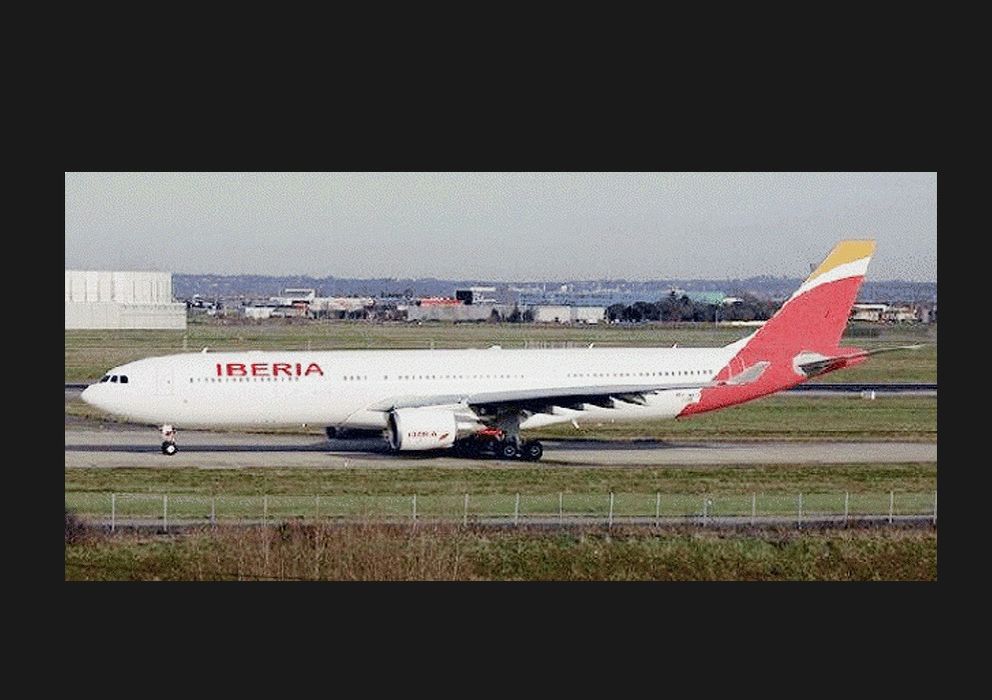 Foto: Imagen de un avión de Iberia con el nuevo logotipo (02b)