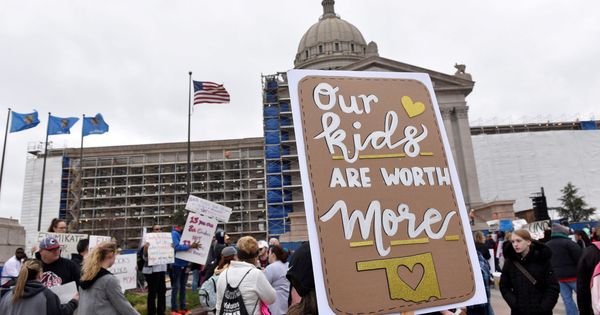 Foto: Profesores se manifiestan frene al Capitolio del estado de Oklahoma exigiendo mayor financiación y mejores salarios, en abril de 2018. (Reuters)