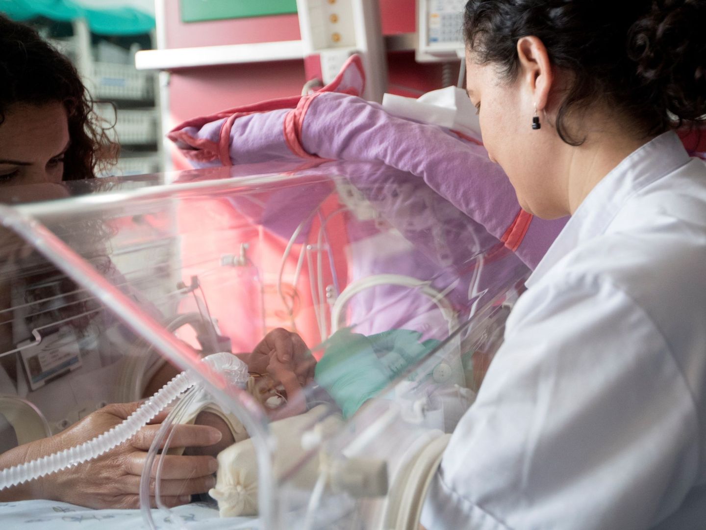 Dos enfermeras atienden a un bebé en la UCI de neonatología del Hospital Clínic de Barcelona donde se ha comenzado a vacunar a los bebés que nacen prematuros para protegerles de algunas enfermedades. (Foto: EFE)