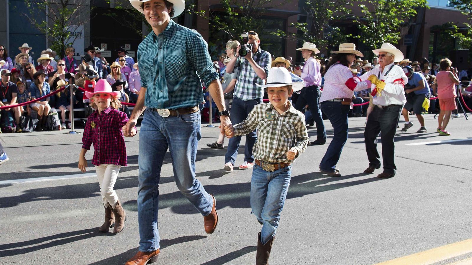 Foto: Trudeau pasea con sus hijos durante un desfile en Calgary, Alberta, el 4 de julio de 2014 (Reuters).