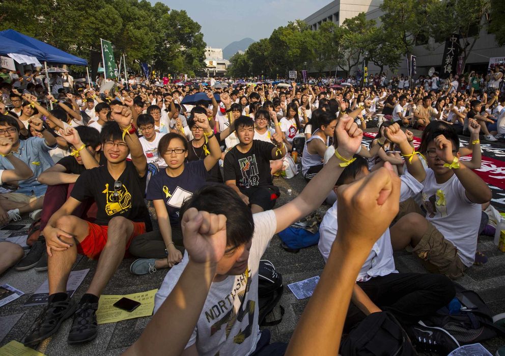 Foto: Estudiantes universitarios asisten al comienzo de una huelga de cinco días en la Universidad de Hong Kong (Reuters).