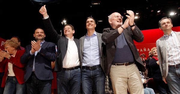 Foto: Pedro Sánchez, con la 'consellera' Ana Barceló, José Luis Ábalos, Ximo Puig, Frans Timmermans y Pedro Duque, este 23 de marzo en Alicante. (EFE)